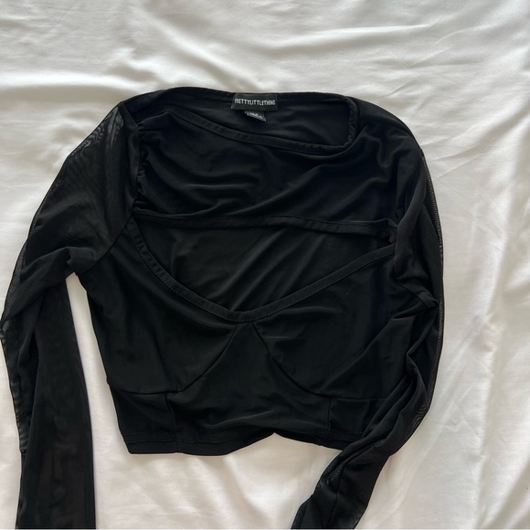 Pretty Little Thing Black silky contrast sleeve cut out top - Picture 3 of 4